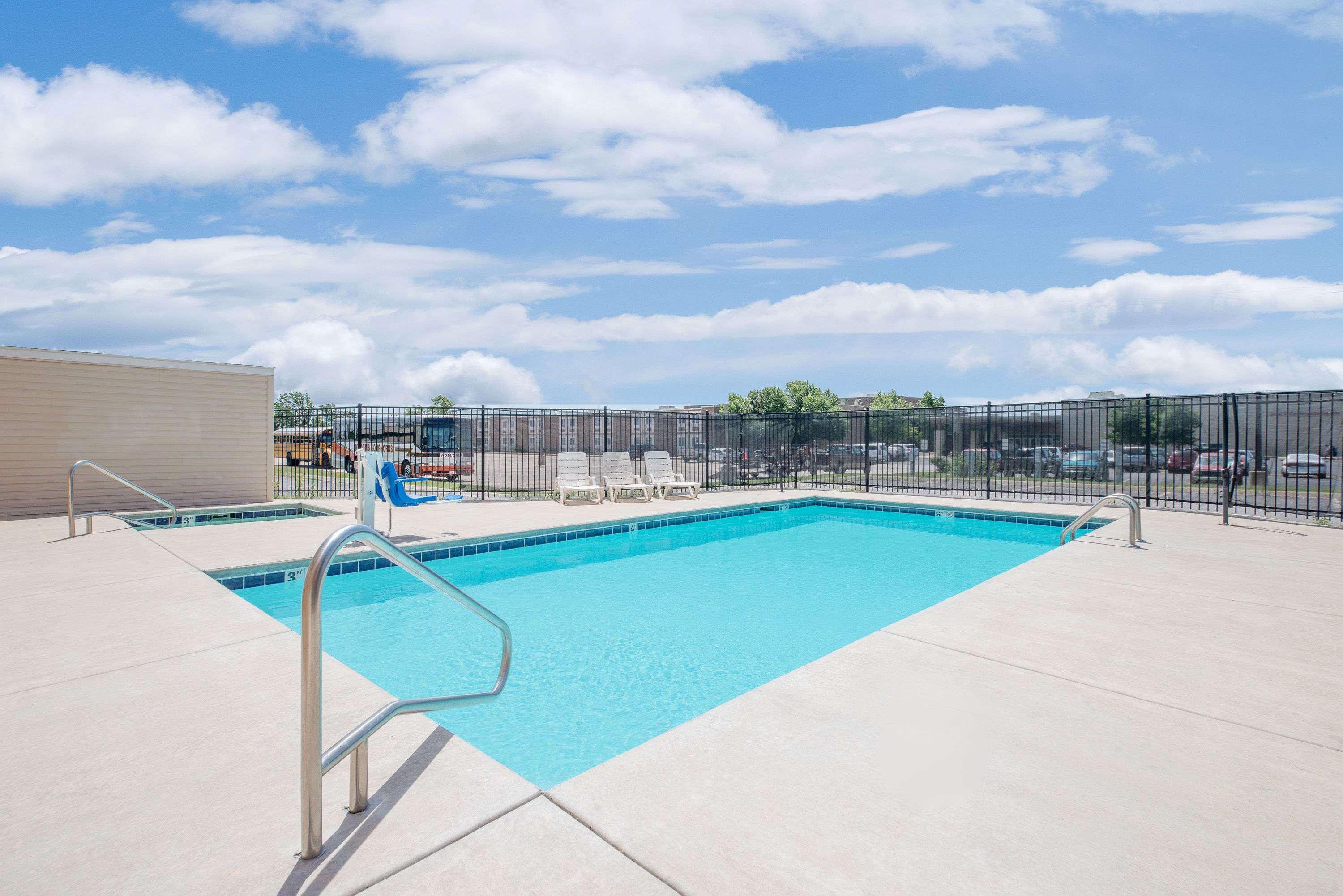Days Inn & Suites By Wyndham Hutchinson Εξωτερικό φωτογραφία