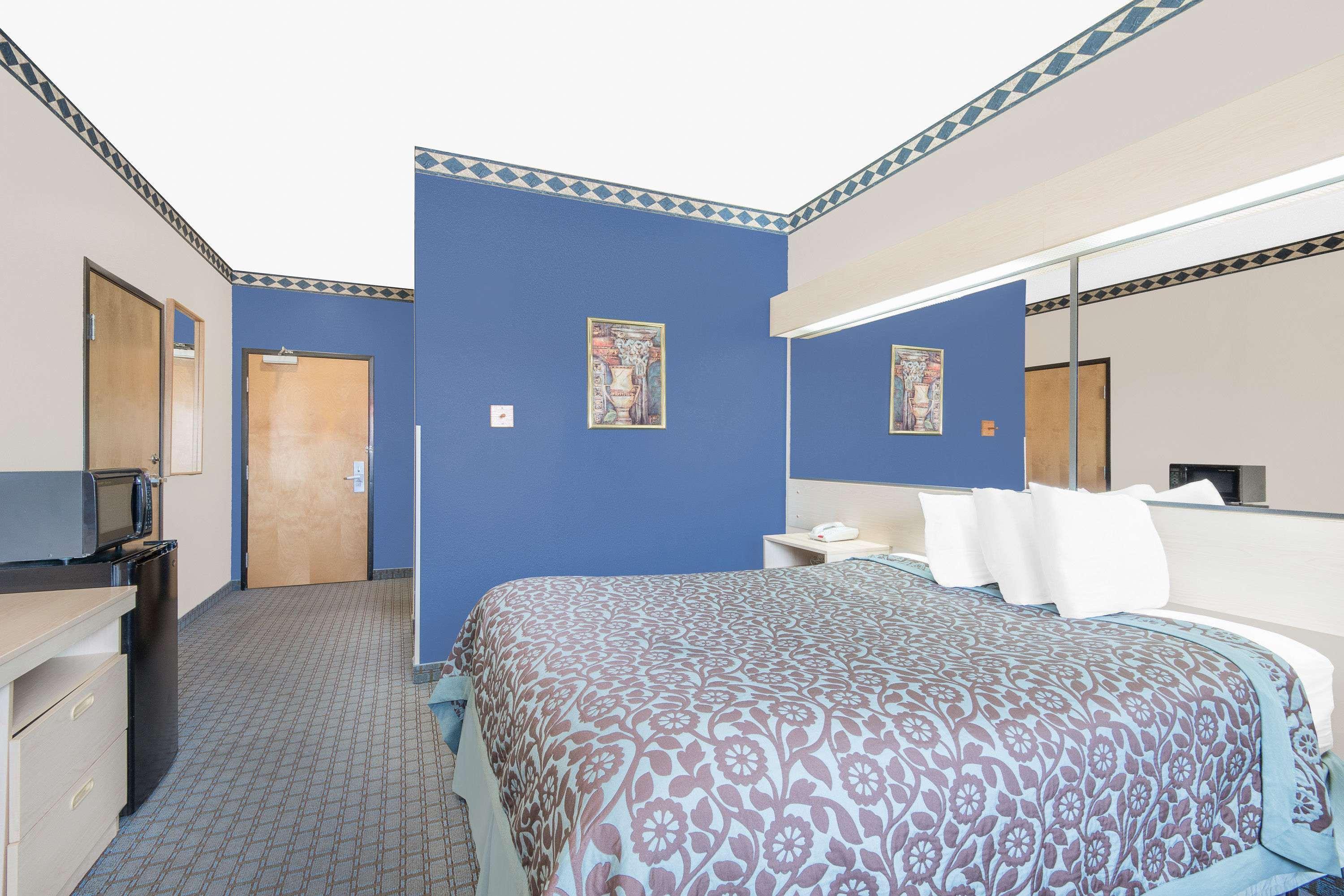 Days Inn & Suites By Wyndham Hutchinson Εξωτερικό φωτογραφία