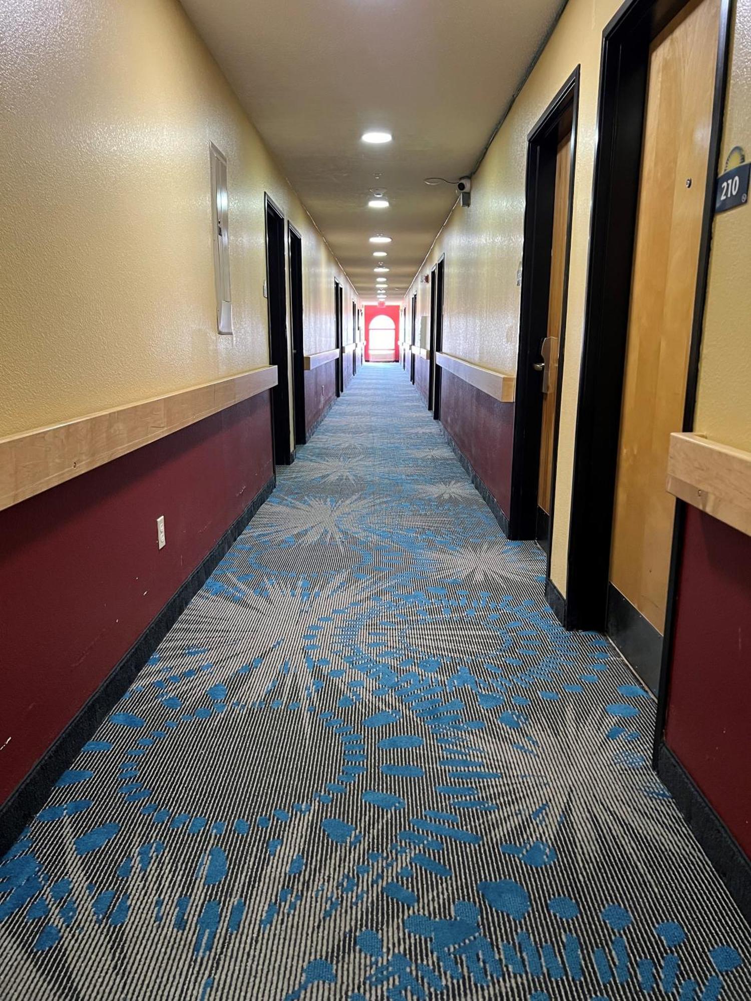 Days Inn & Suites By Wyndham Hutchinson Εξωτερικό φωτογραφία