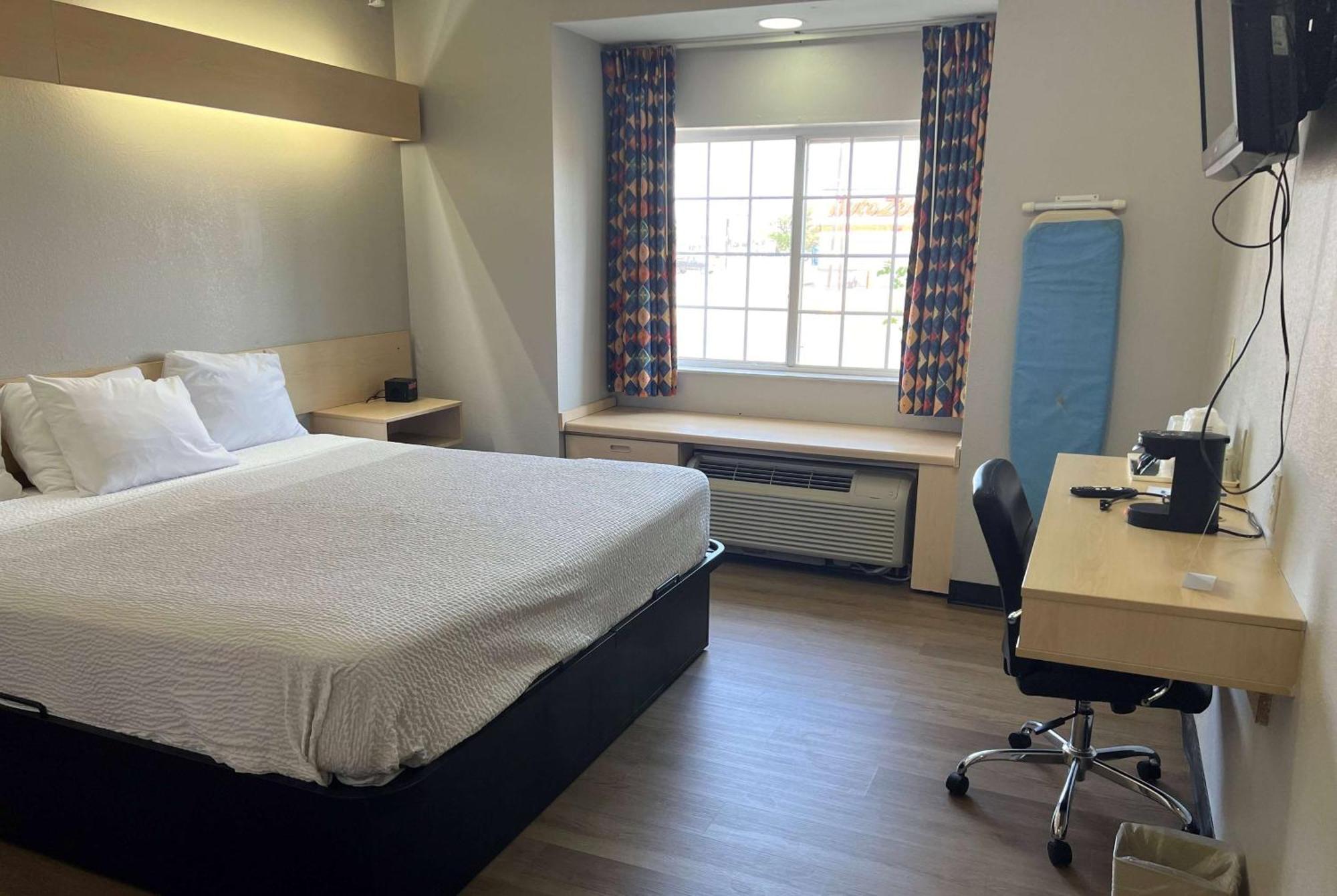 Days Inn & Suites By Wyndham Hutchinson Εξωτερικό φωτογραφία