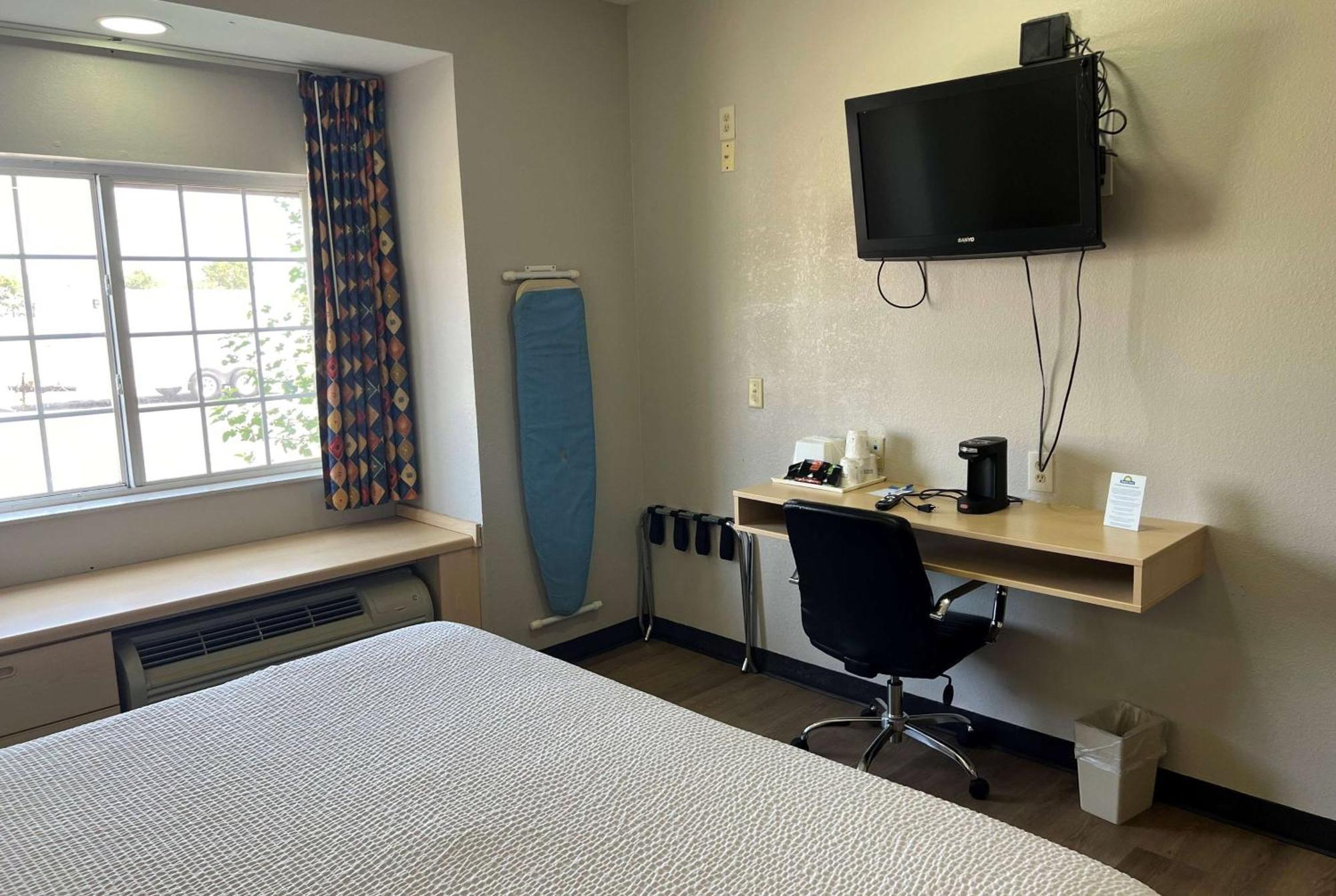 Days Inn & Suites By Wyndham Hutchinson Εξωτερικό φωτογραφία