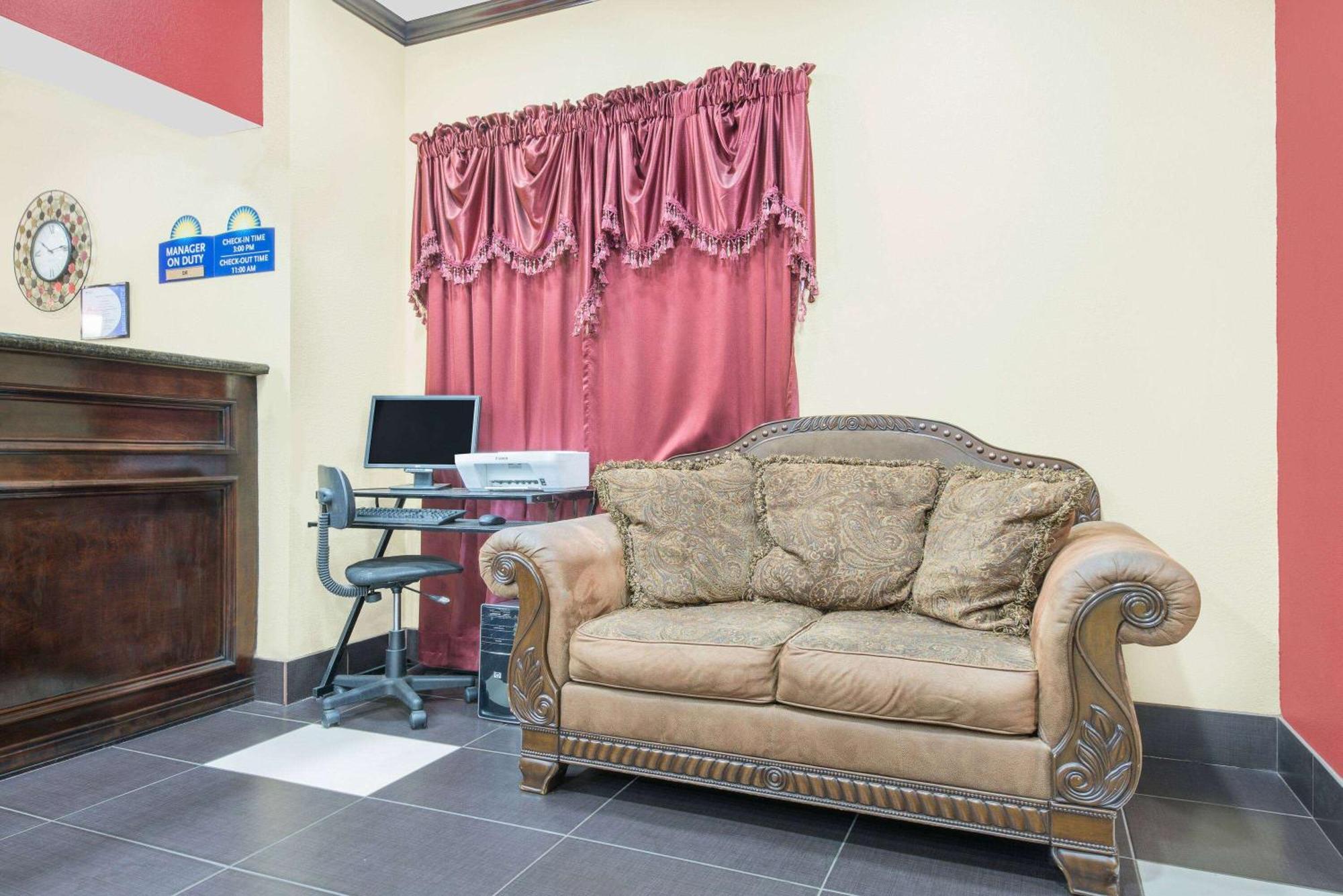 Days Inn & Suites By Wyndham Hutchinson Εξωτερικό φωτογραφία