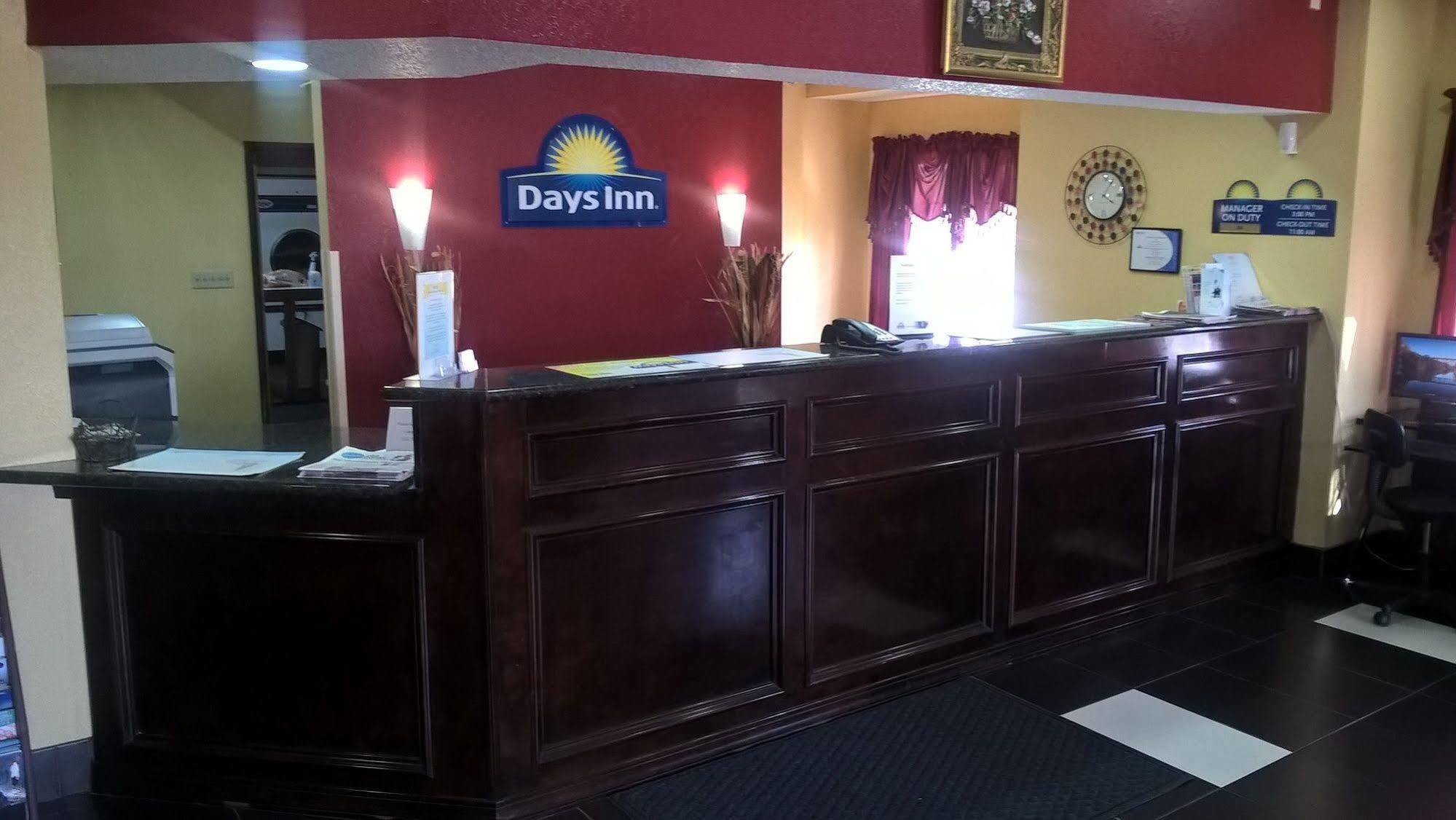 Days Inn & Suites By Wyndham Hutchinson Εξωτερικό φωτογραφία